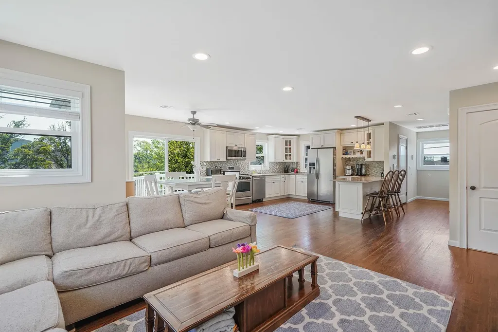 43 E Jackson Avenue Babylon NY 11702