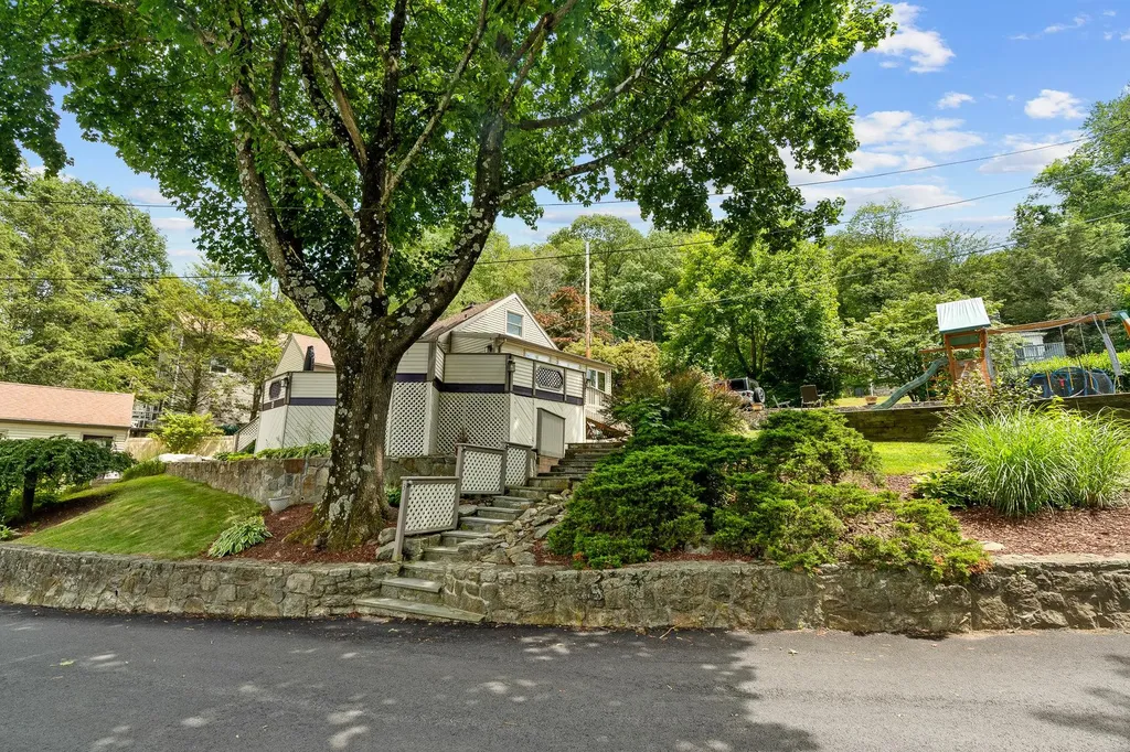 3 Indian Hill Road Mahopac NY 10541