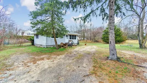 152 158 160 Church Lane Aquebogue NY 11901