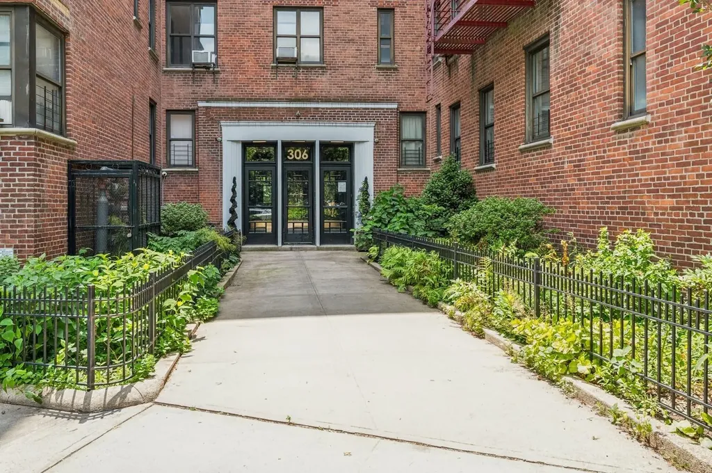 306 E Mosholu Parkway S Bronx NY 10458