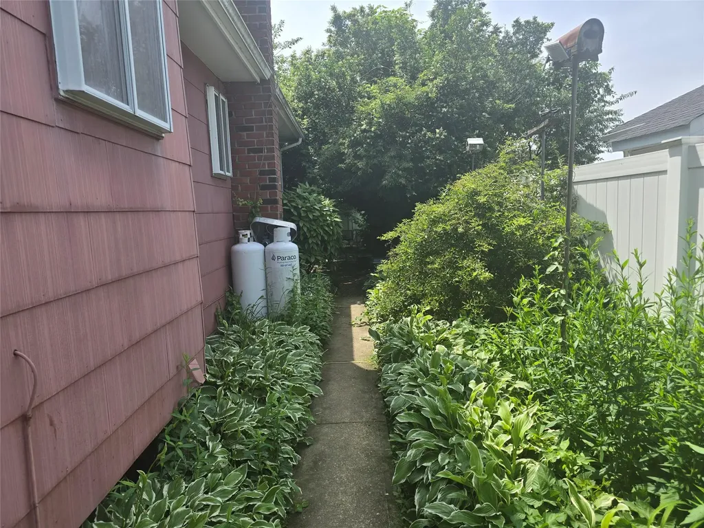 27 Leo Lane Deer Park NY 11729