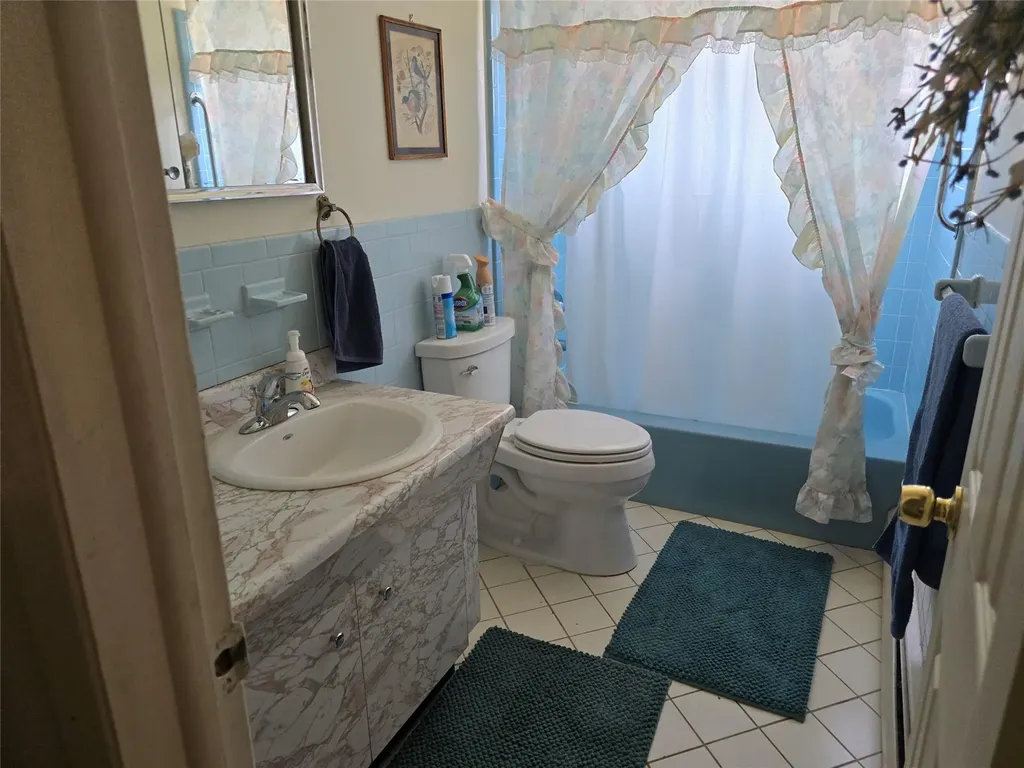 27 Leo Lane Deer Park NY 11729