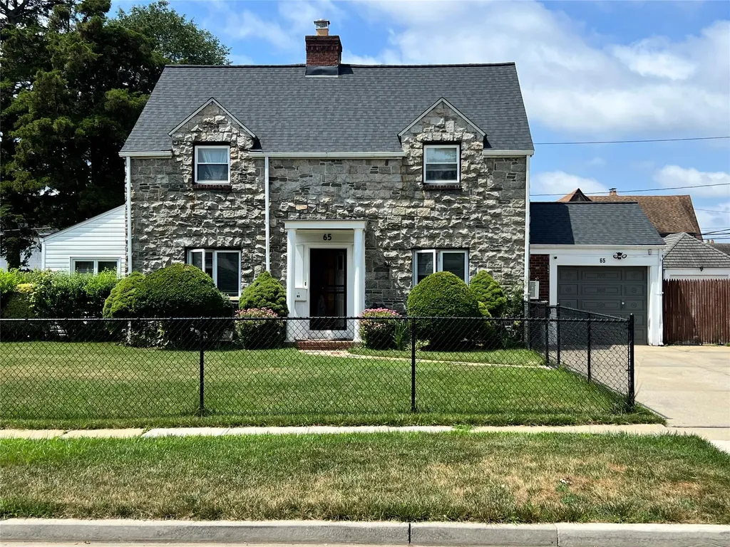 65 Surrey Lane Hempstead NY 11550
