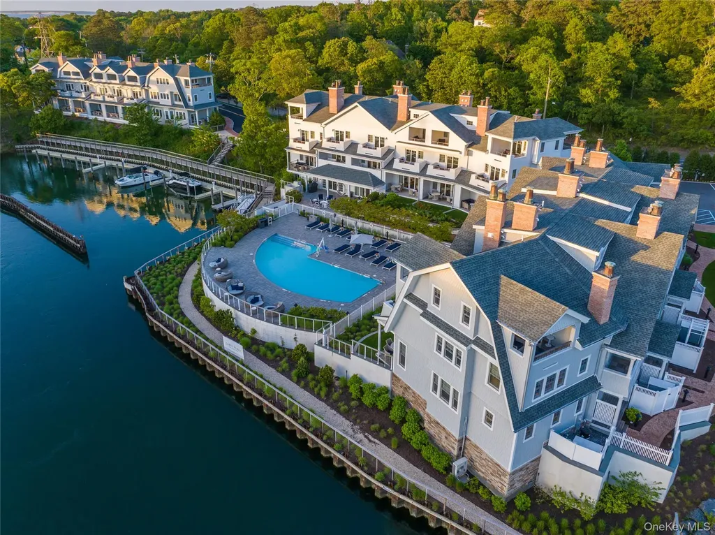 45 Old Boathouse Lane S Hampton Bays NY 11946