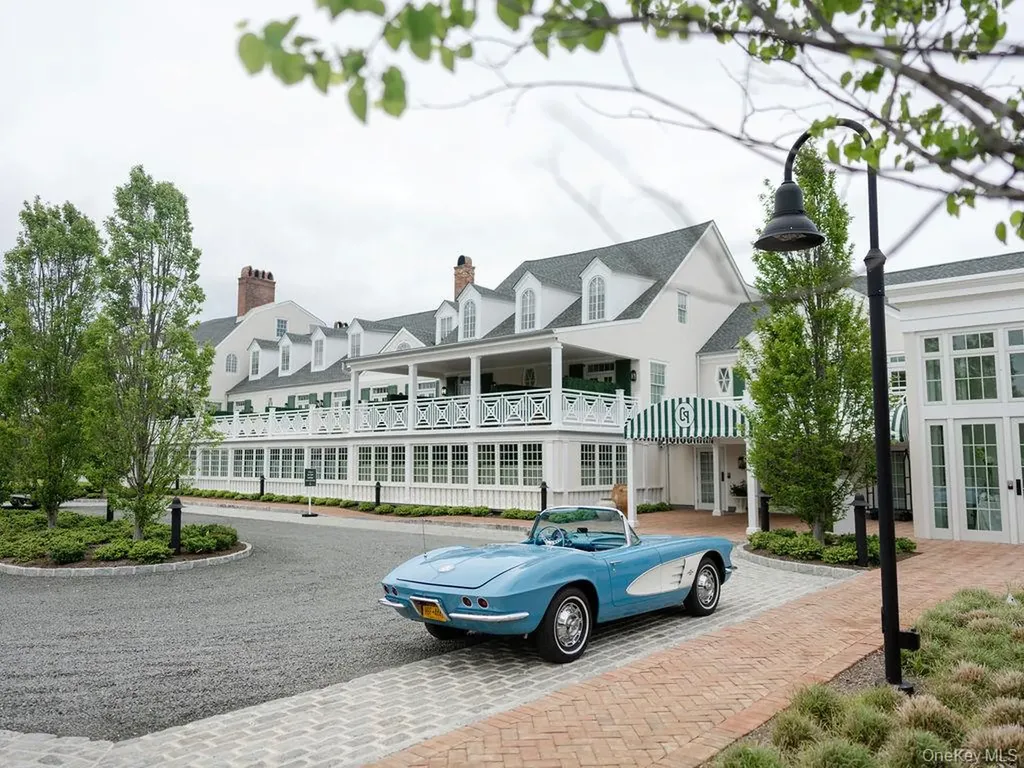 45 Old Boathouse Lane S Hampton Bays NY 11946