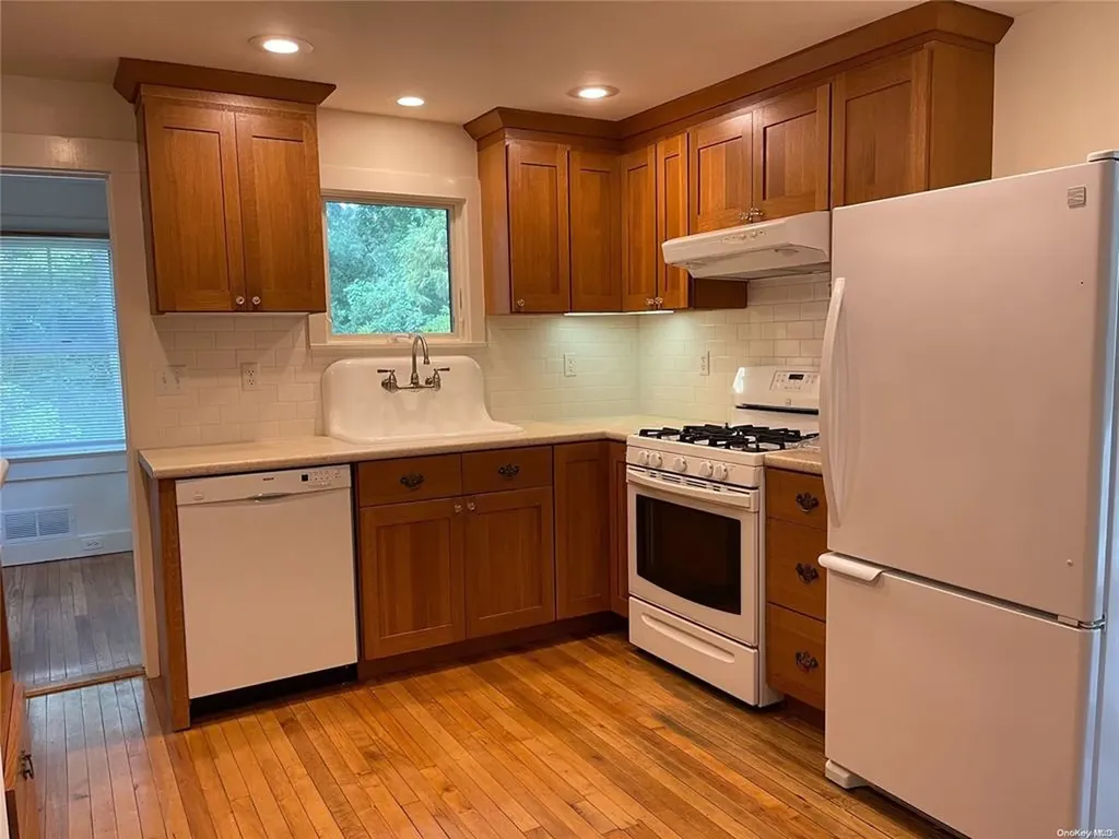17 Poplar Avenue Stony Brook NY 11790