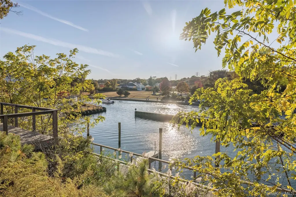 31 Old Boathouse Lane S Hampton Bays NY 11946