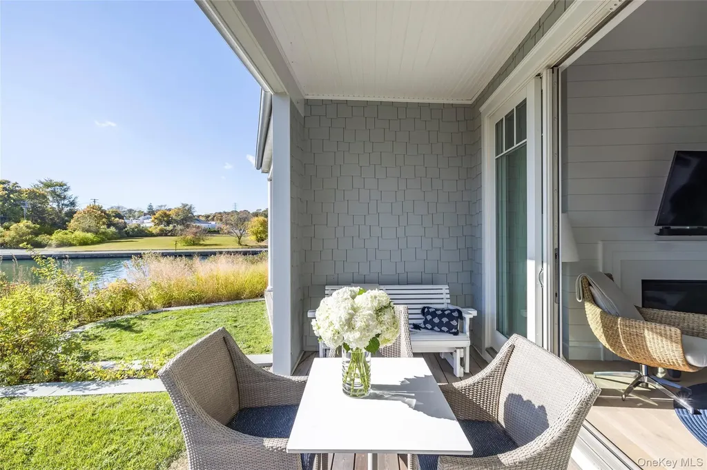 31 Old Boathouse Lane S Hampton Bays NY 11946