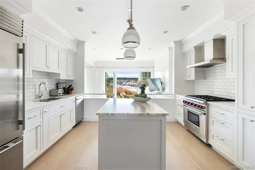31 Old Boathouse Lane S Hampton Bays NY 11946