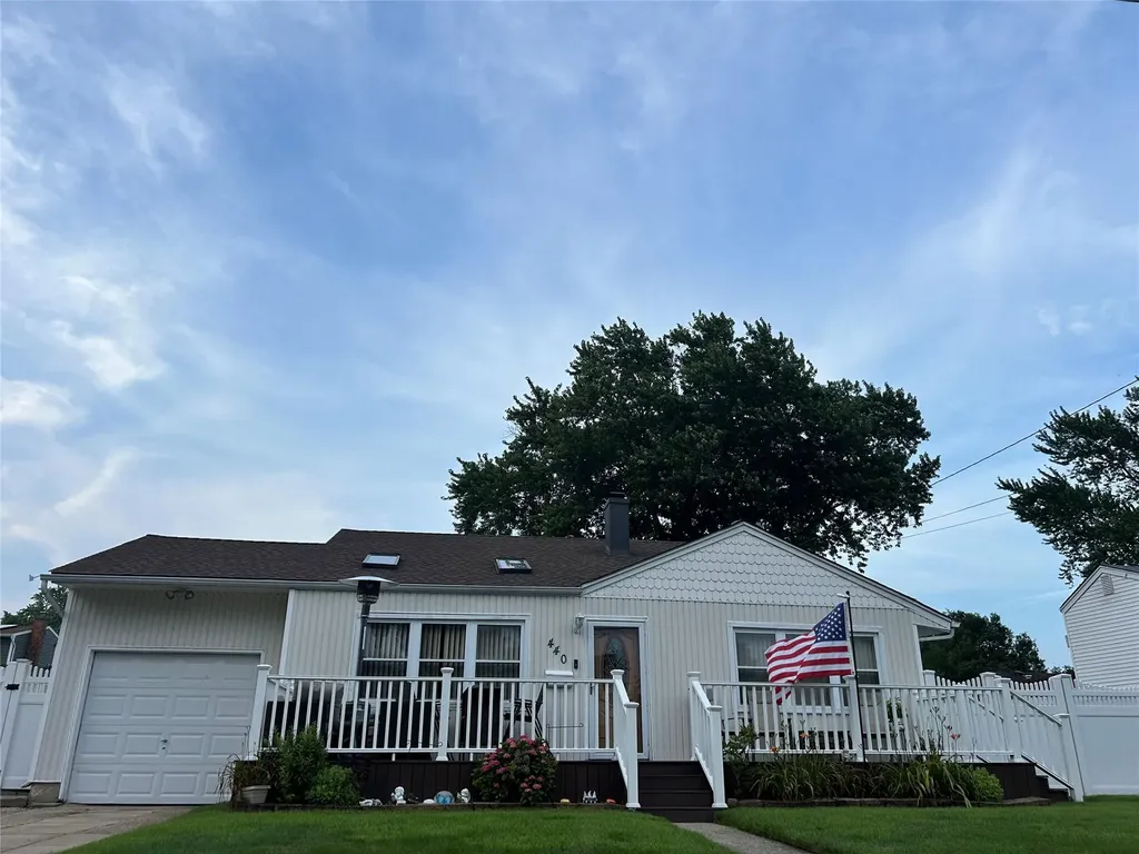 440 N Monroe Avenue Lindenhurst NY 11757