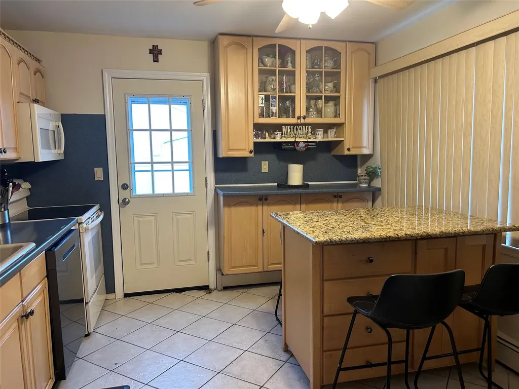 440 N Monroe Avenue Lindenhurst NY 11757