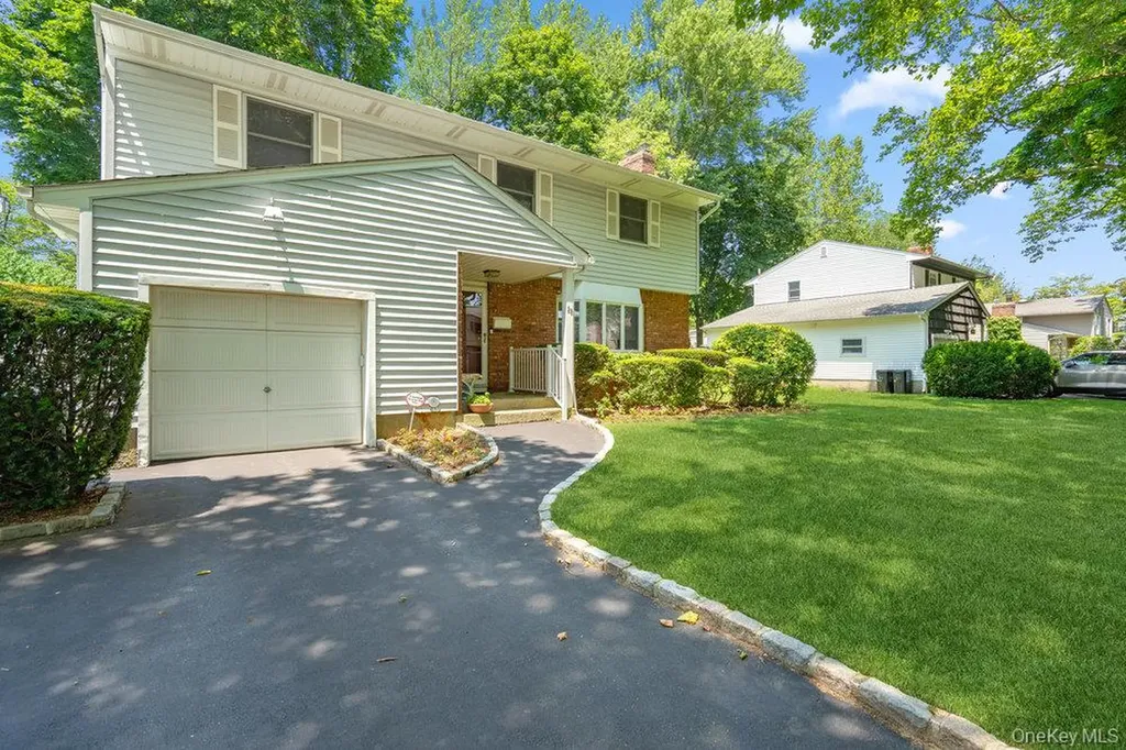 29 Munson Court Melville NY 11747