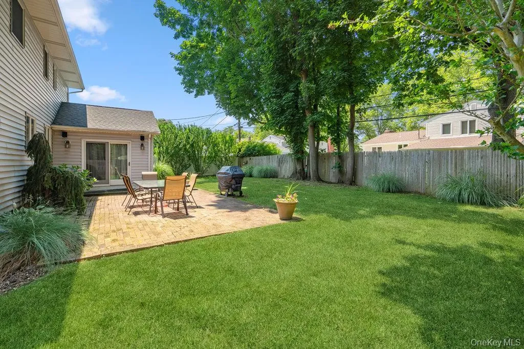 29 Munson Court Melville NY 11747