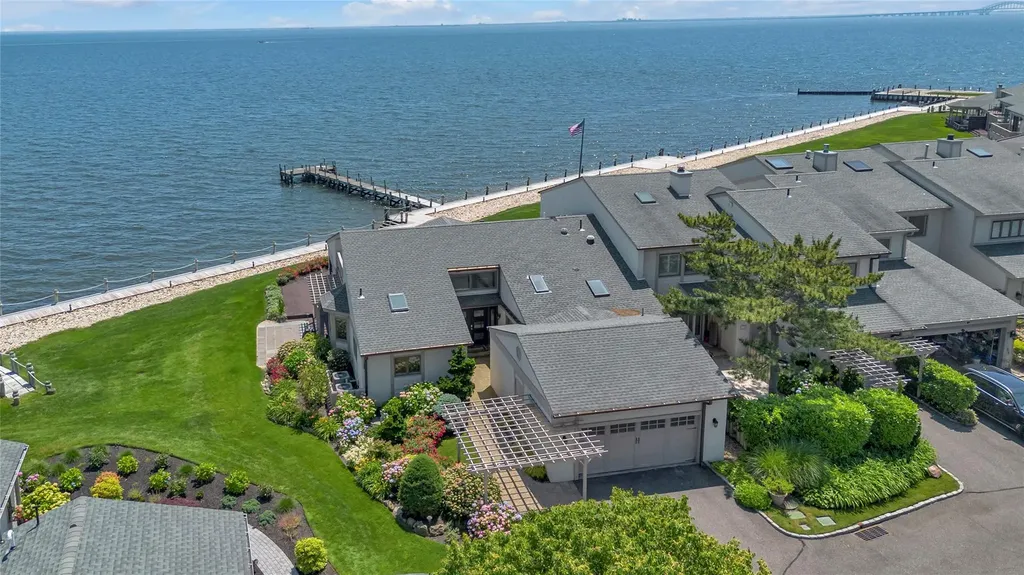 9 Captains Walk E Bay Shore NY 11706