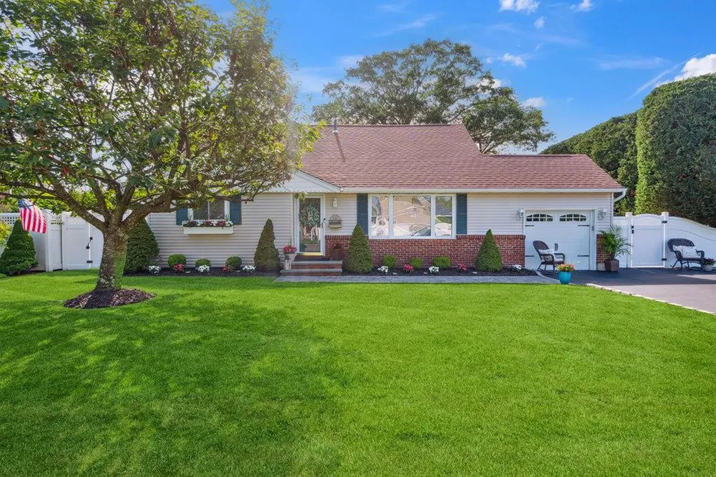 531 Myrtle Avenue West Islip NY 11795