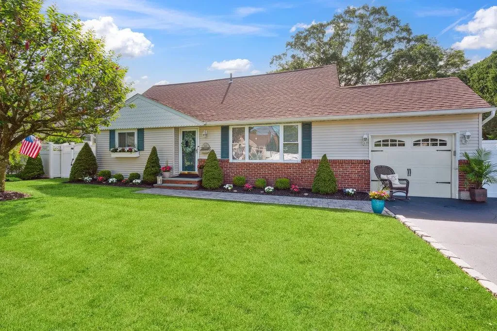 531 Myrtle Avenue West Islip NY 11795
