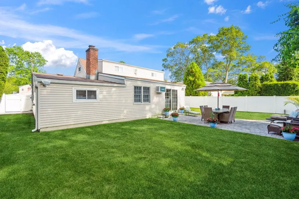 531 Myrtle Avenue West Islip NY 11795