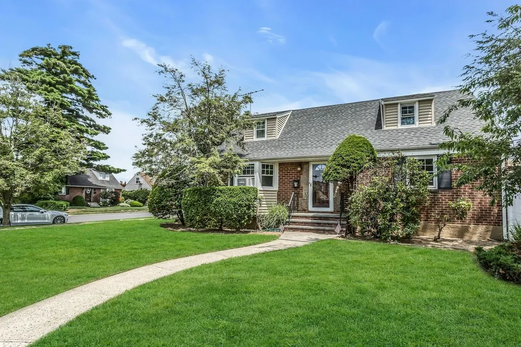 59 Molyneaux Road Valley Stream NY 11580