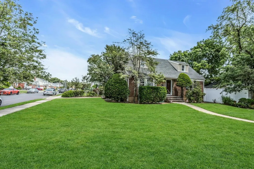 59 Molyneaux Road Valley Stream NY 11580