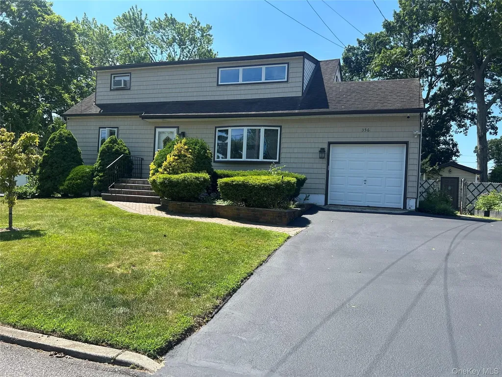 356 Montgomery Avenue West Babylon NY 11704