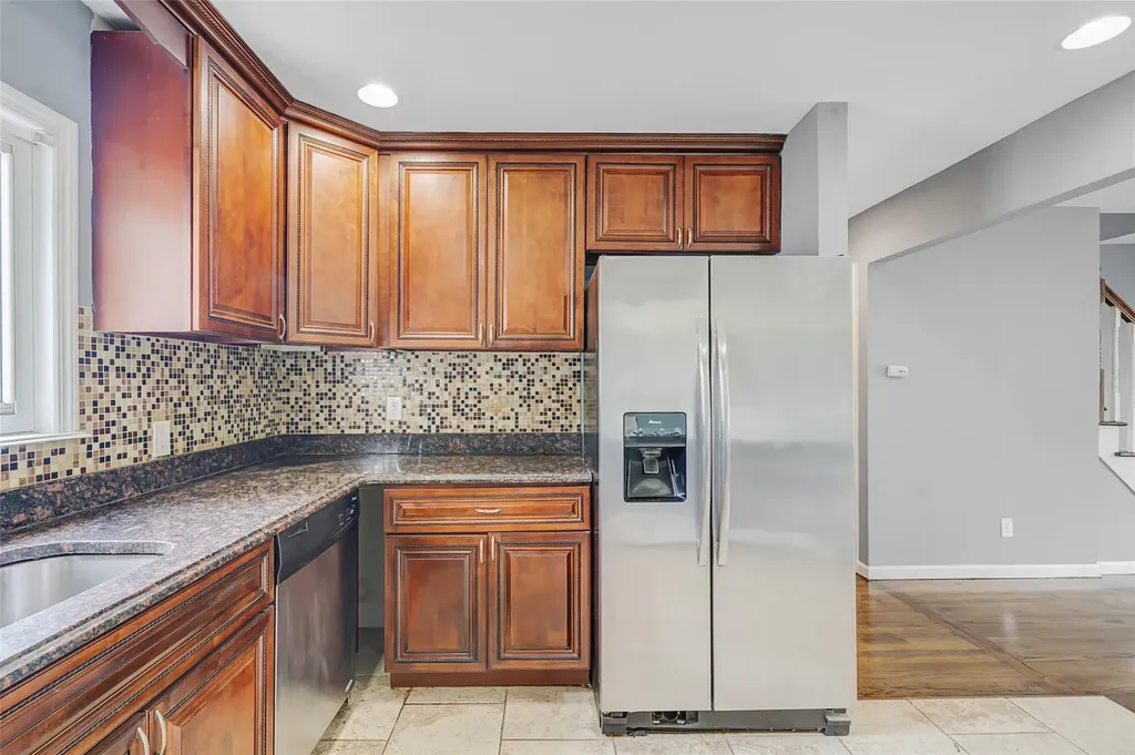 281 Carlls Path Deer Park NY 11729