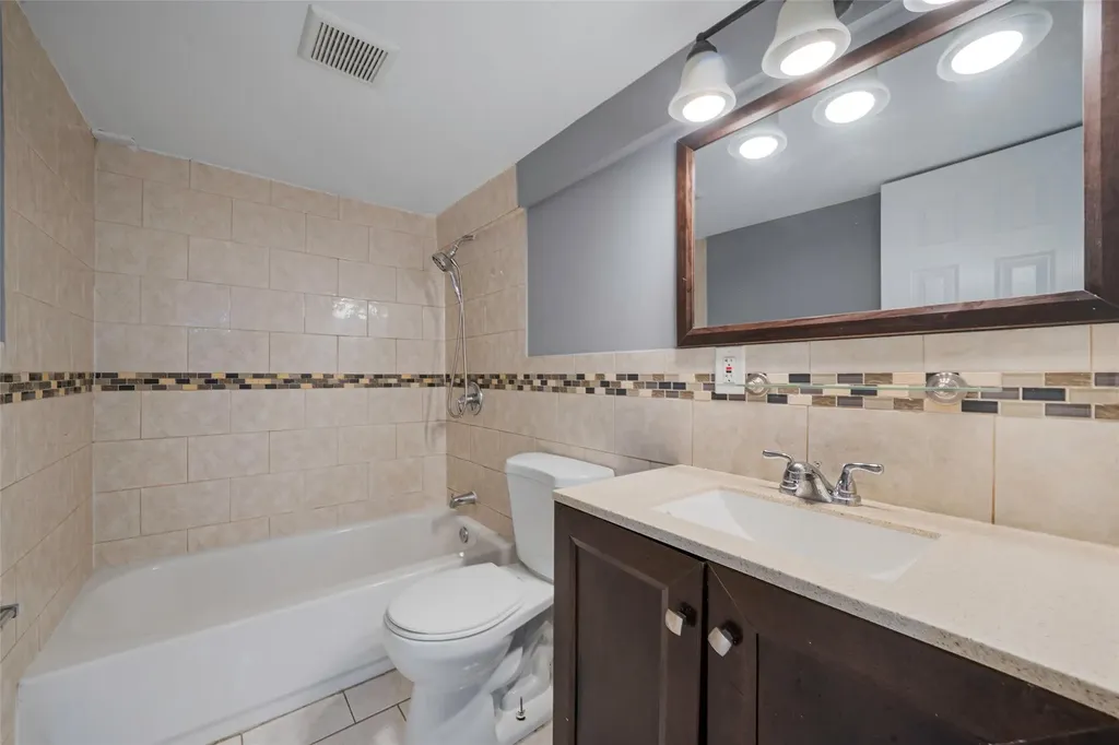 281 Carlls Path Deer Park NY 11729