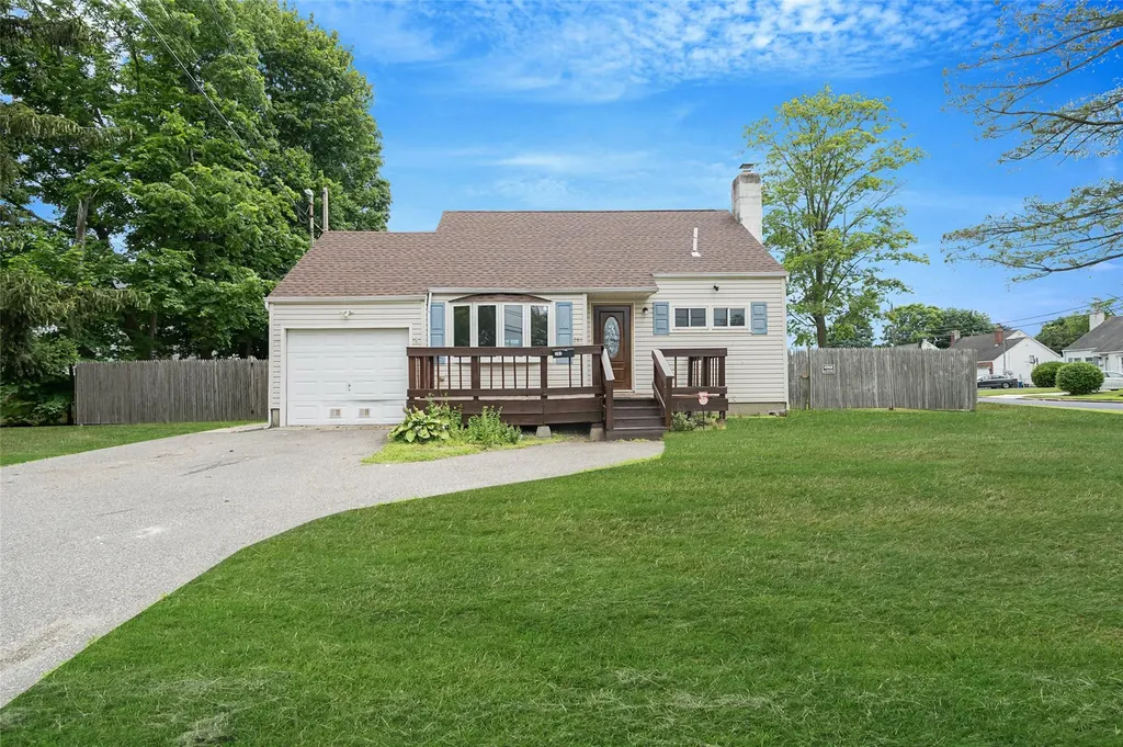 281 Carlls Path Deer Park NY 11729