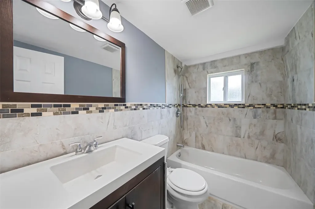 281 Carlls Path Deer Park NY 11729