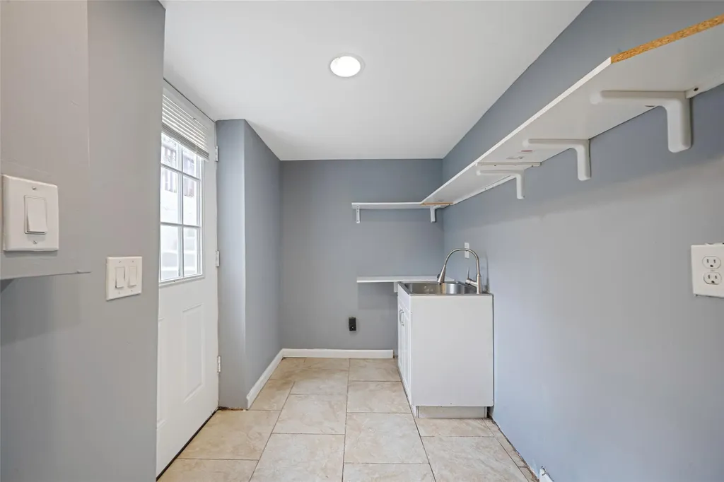 281 Carlls Path Deer Park NY 11729