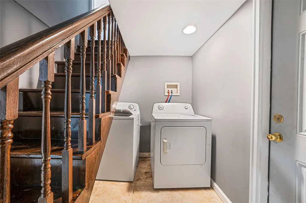 281 Carlls Path Deer Park NY 11729