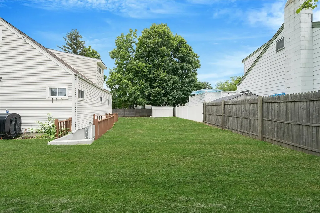 281 Carlls Path Deer Park NY 11729