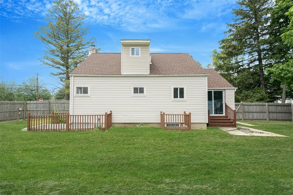 281 Carlls Path Deer Park NY 11729