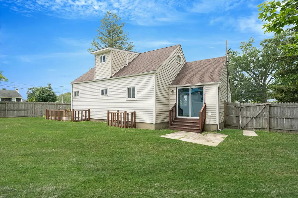 281 Carlls Path Deer Park NY 11729