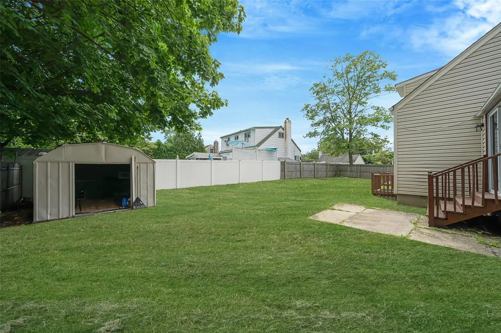281 Carlls Path Deer Park NY 11729