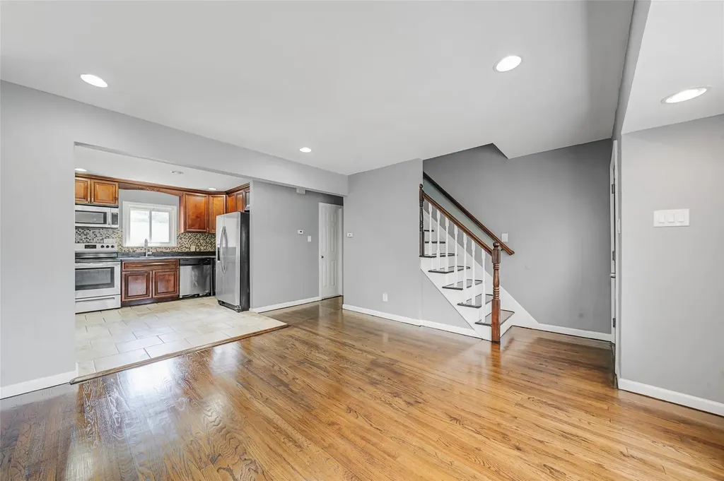 281 Carlls Path Deer Park NY 11729