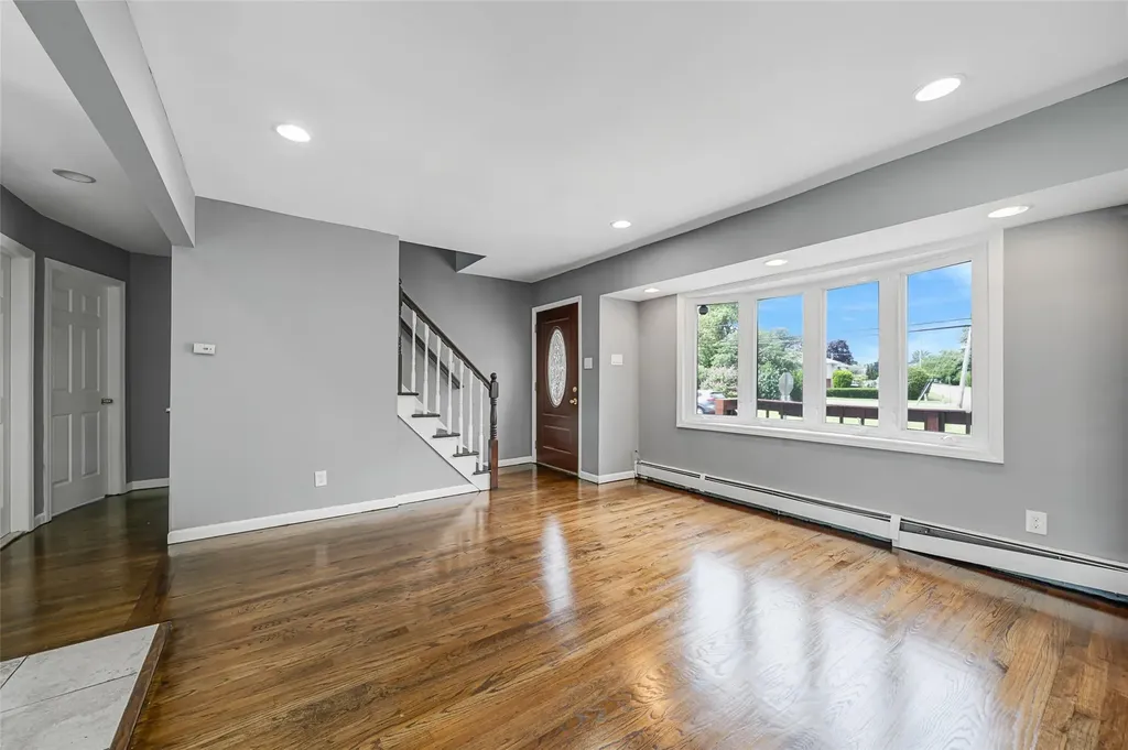 281 Carlls Path Deer Park NY 11729