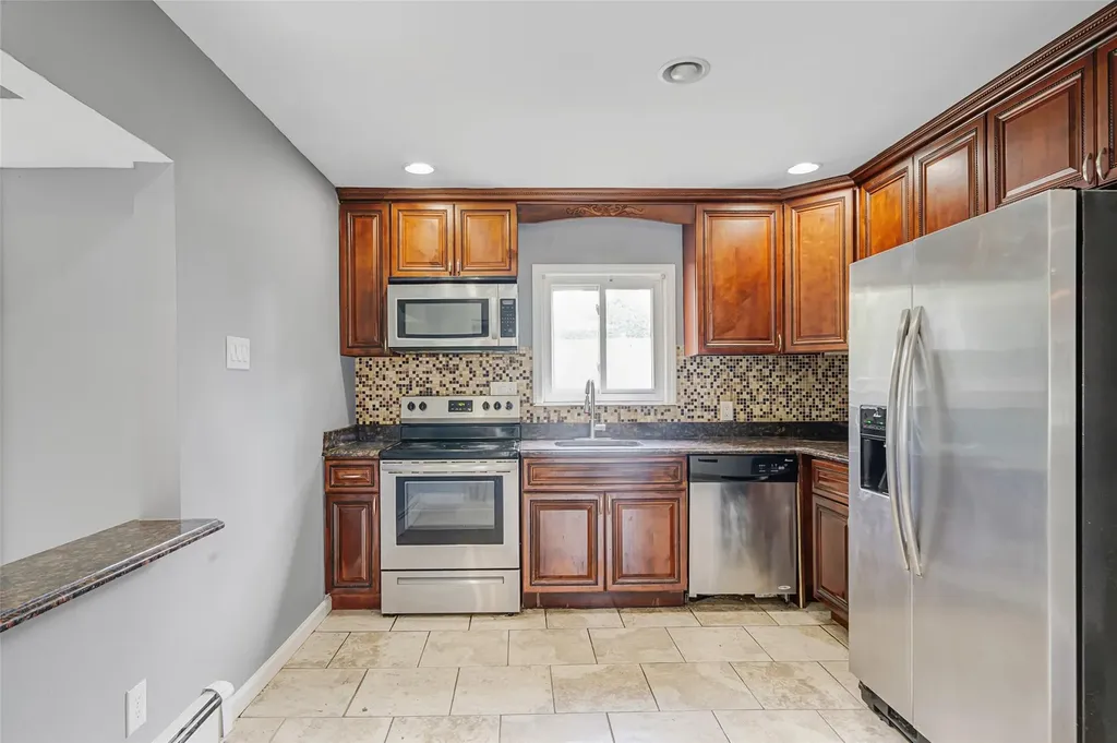 281 Carlls Path Deer Park NY 11729
