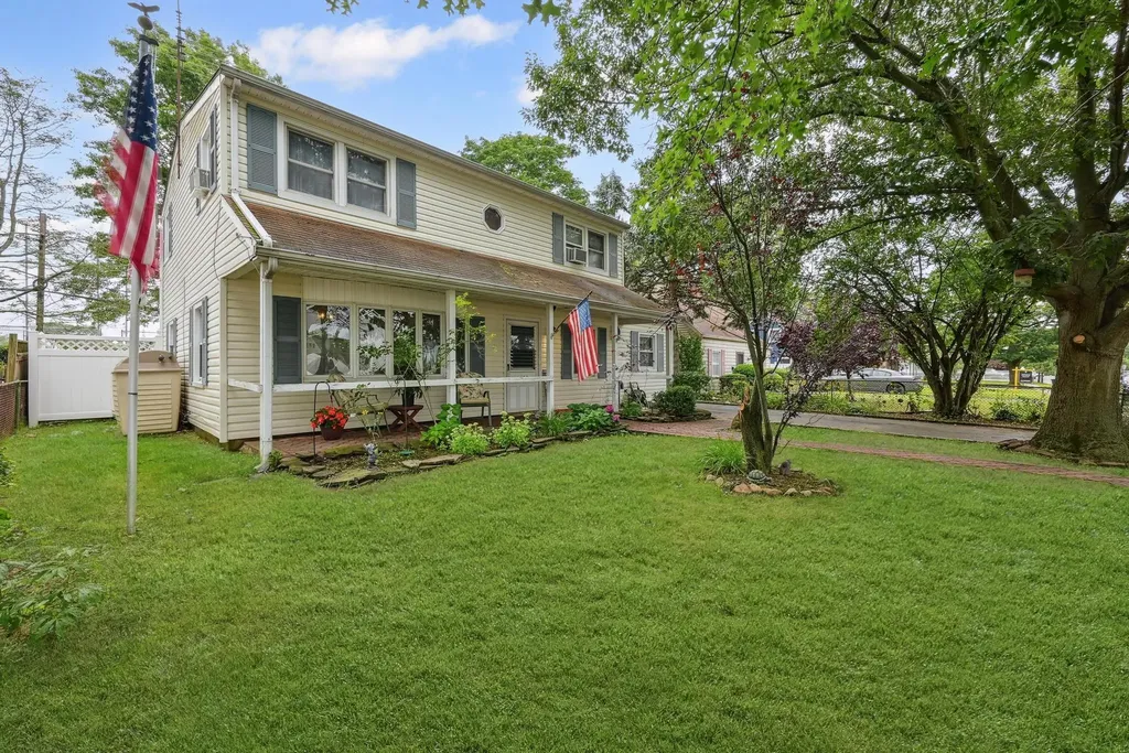129 Spring Lane Levittown NY 11756