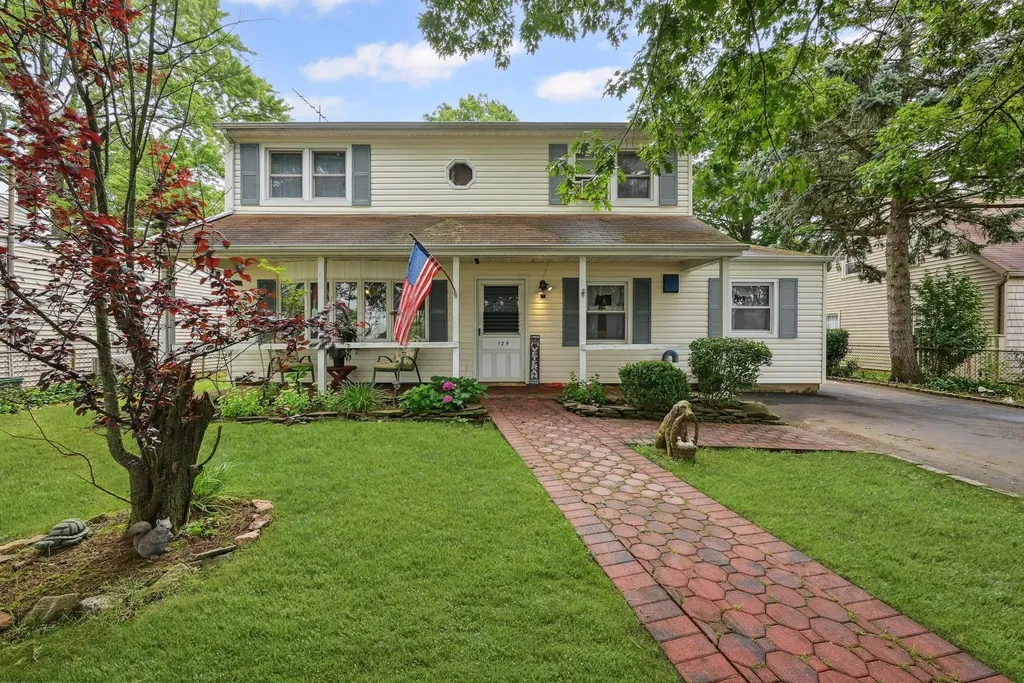129 Spring Lane Levittown NY 11756