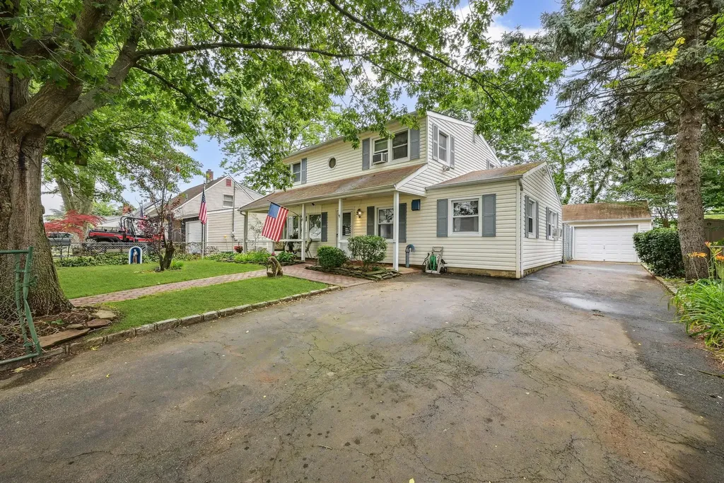 129 Spring Lane Levittown NY 11756
