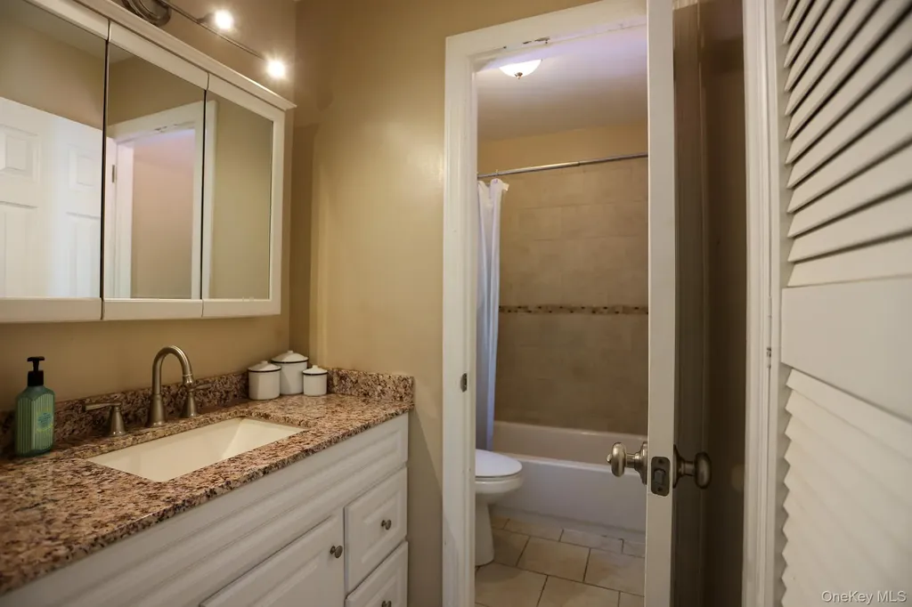21 Edgebrook Lane Airmont NY 10952
