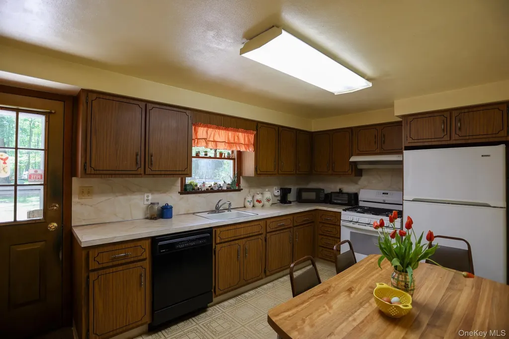 21 Edgebrook Lane Airmont NY 10952