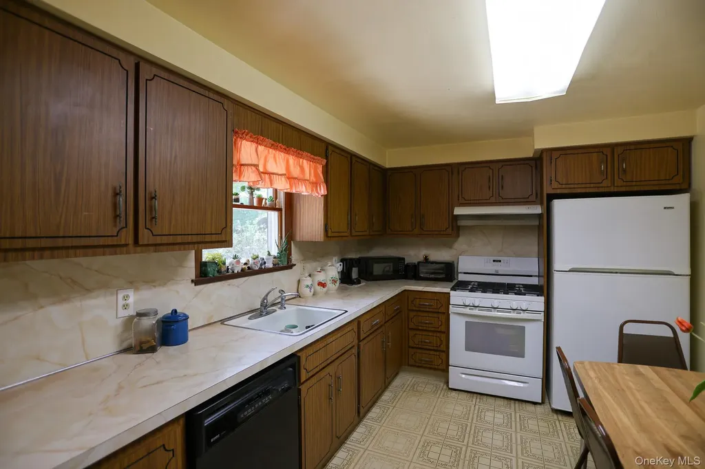 21 Edgebrook Lane Airmont NY 10952