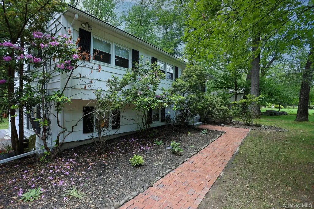 21 Edgebrook Lane Airmont NY 10952