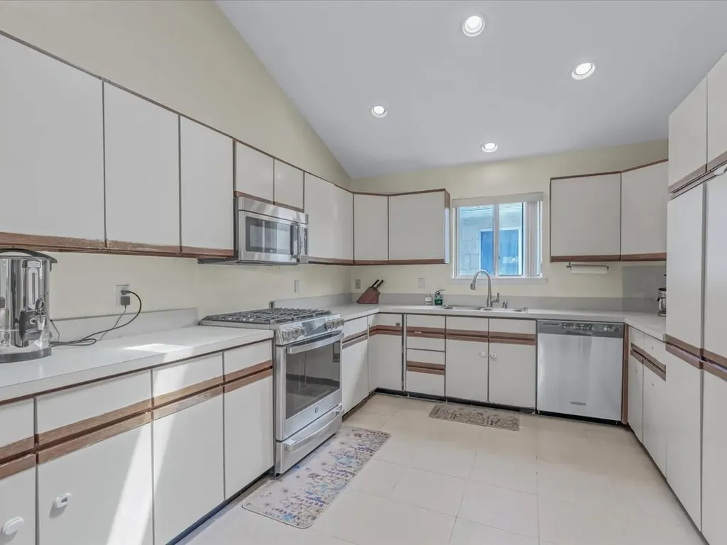 23 Genevieve Place Great Neck NY 11021