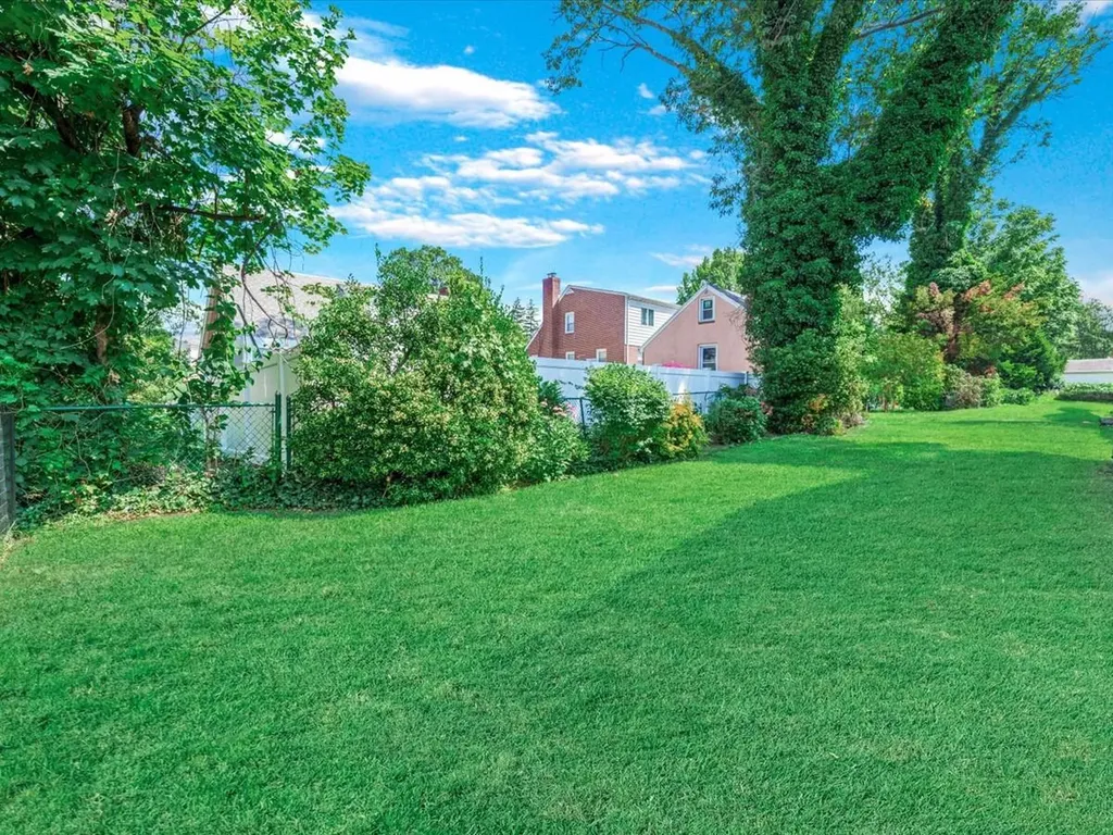23 Genevieve Place Great Neck NY 11021