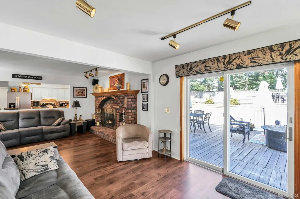 11 Dillmont Drive Smithtown NY 11787