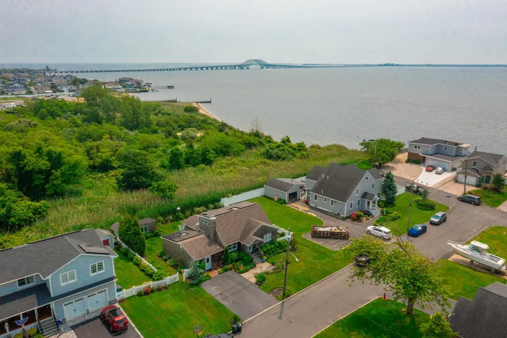 859 E Bay Drive West Islip NY 11795