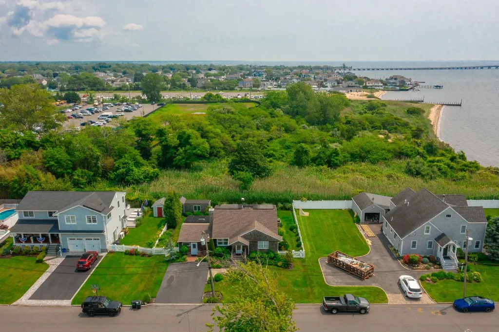 859 E Bay Drive West Islip NY 11795
