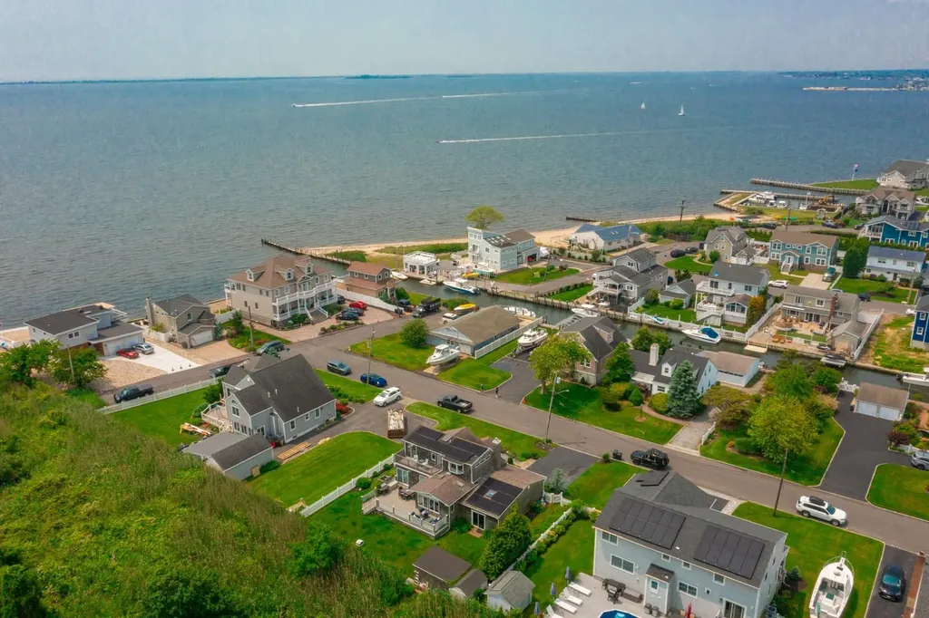859 E Bay Drive West Islip NY 11795